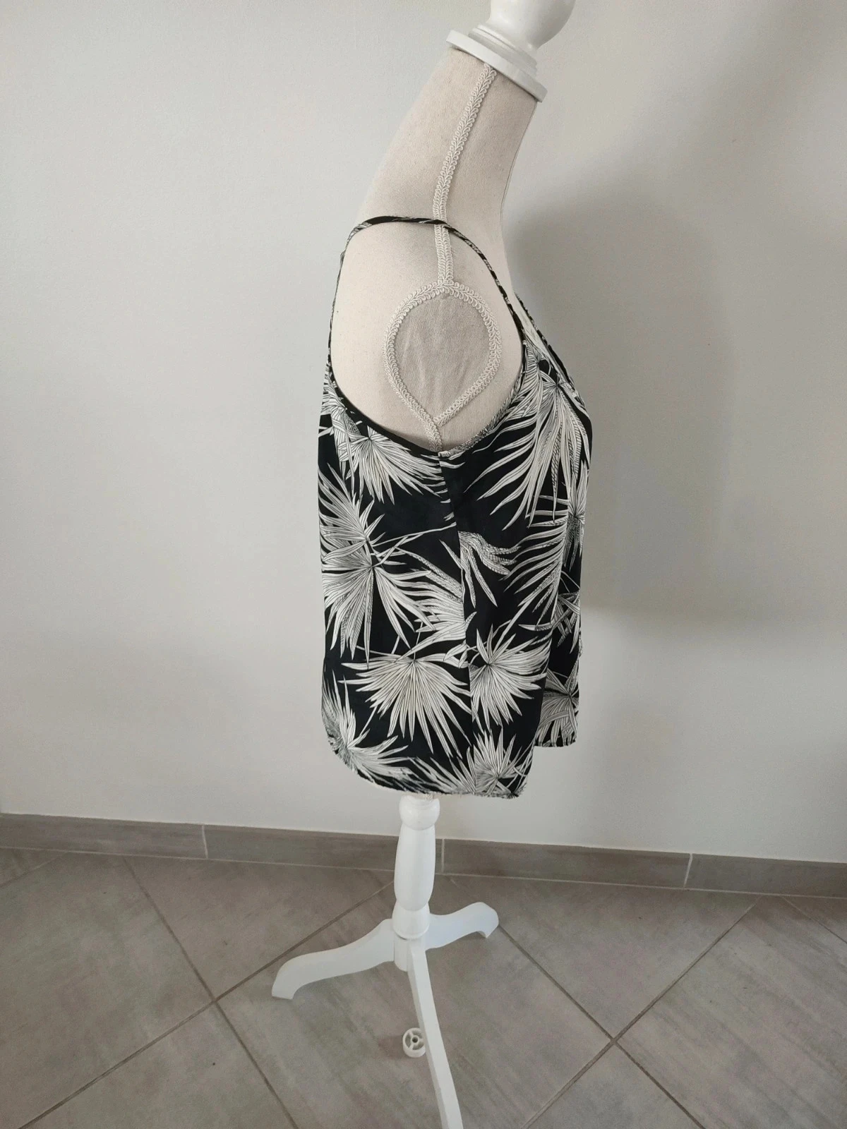 Women's size M tank top – photo 2